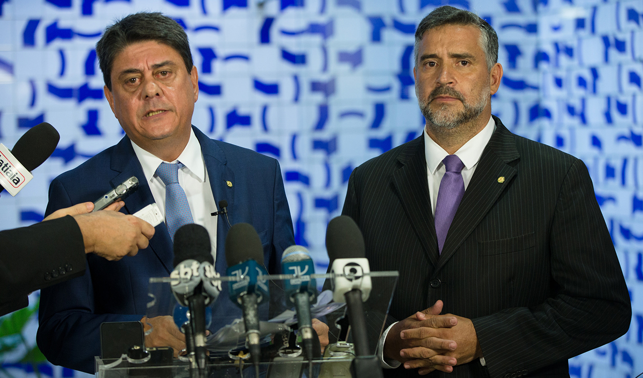 Deputados que pediram liberdade de Lula estavam na PF antes da expedição