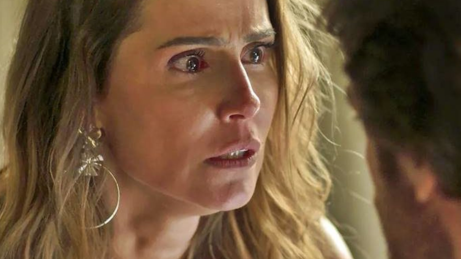 Spoiler/ Segundo Sol: Karola descobre que DJ Ariela na verdade é Luzia, vídeo