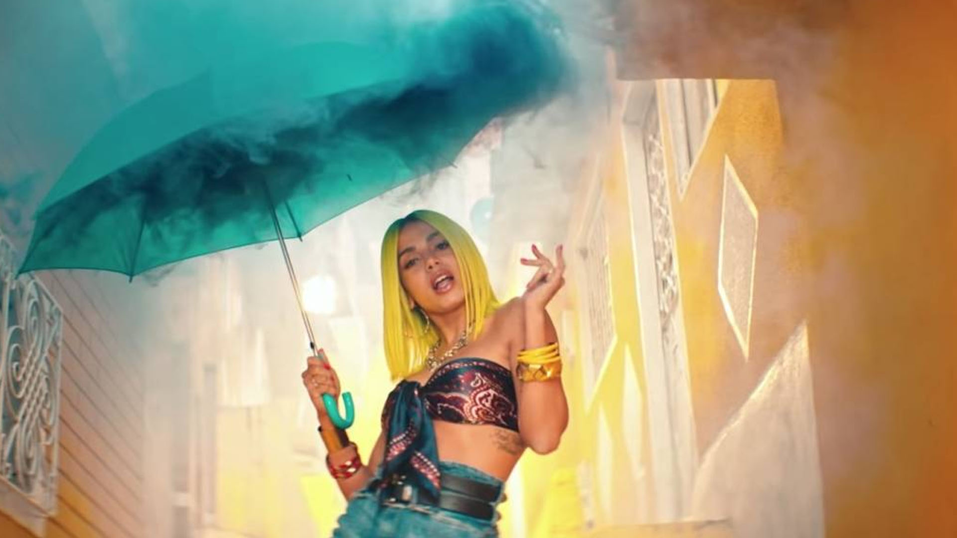 Ao vivo, Datena pede para Anitta cantar seu novo hit e ela se recusa