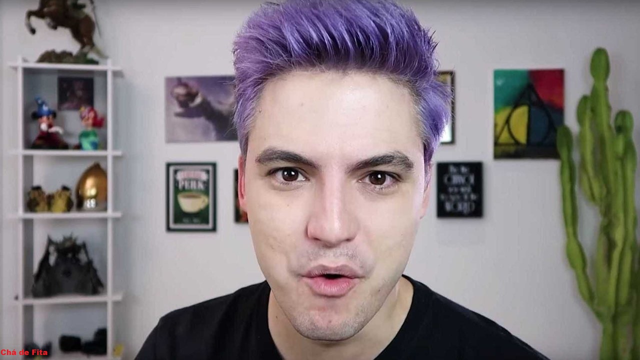 Felipe Neto desabafa: Você não pode compartilhar um nude achando que não é crime