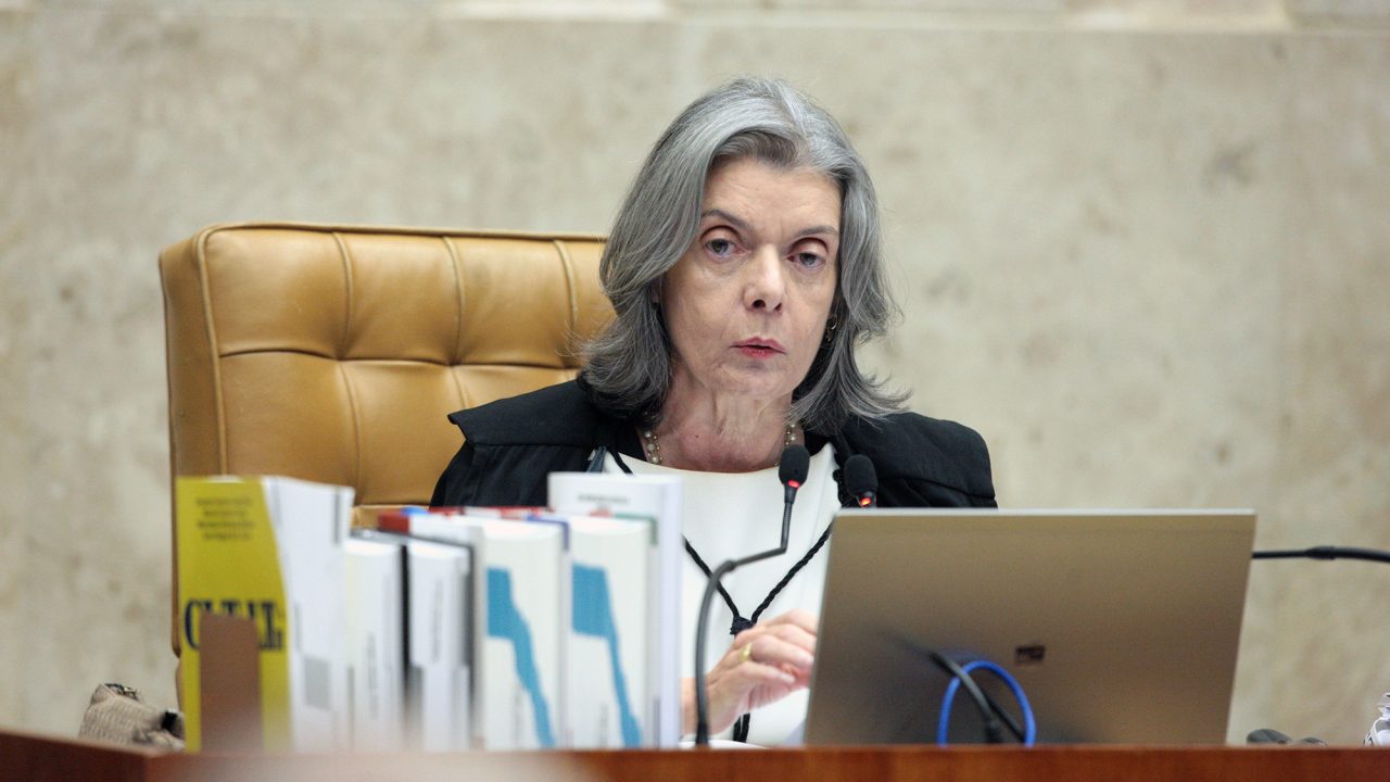 Oficial 'impede' Cármen Lúcia de entrar para ver Temer