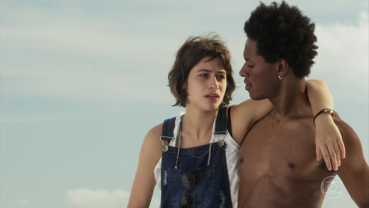 Acácio e Manuela se reconciliam, mas ele trai a viciada