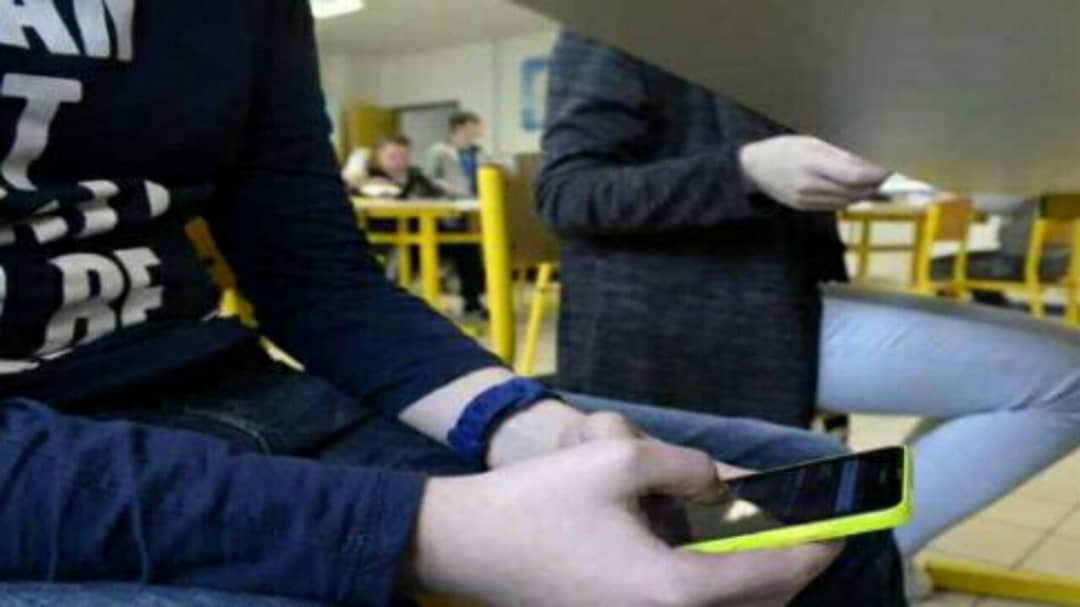 Téléhones portables interdits à l'école : la loi a été finalement adoptée