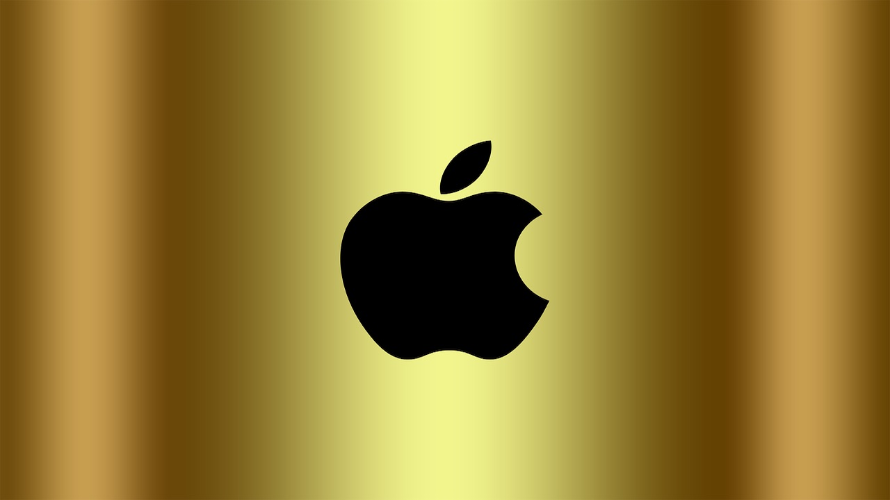 Apple makes history as it hits $1 trillion market cap