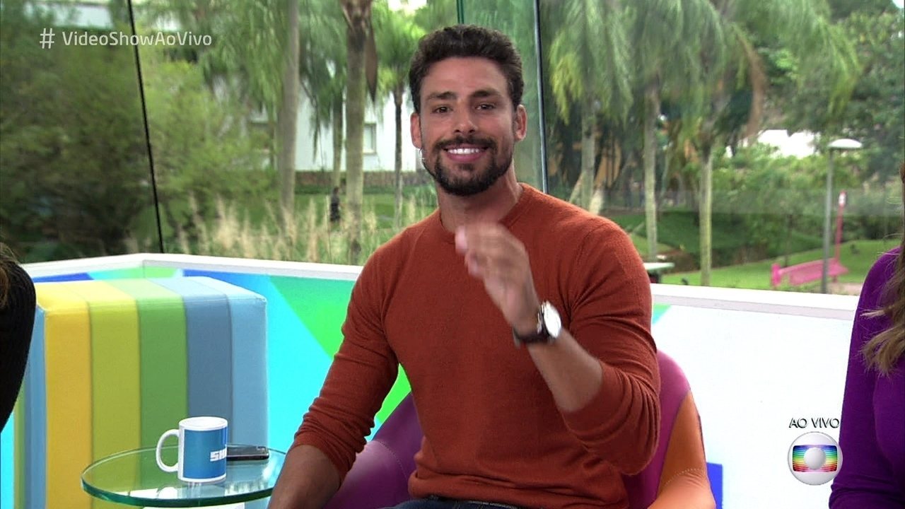 Cauã Reymond faz propaganda ao vivo e passa despercebido