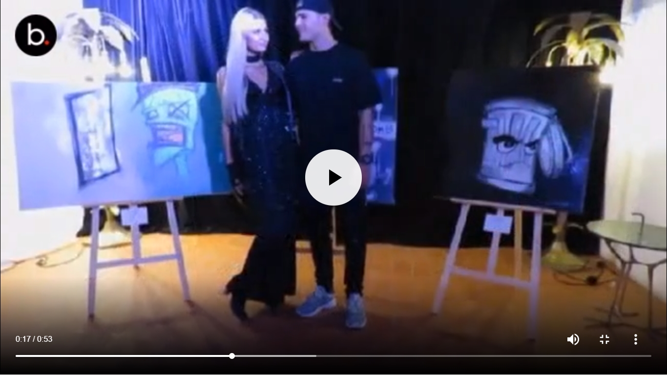 El prometido de Paris Hilton exhibe su primera exposición artística en Ibiza