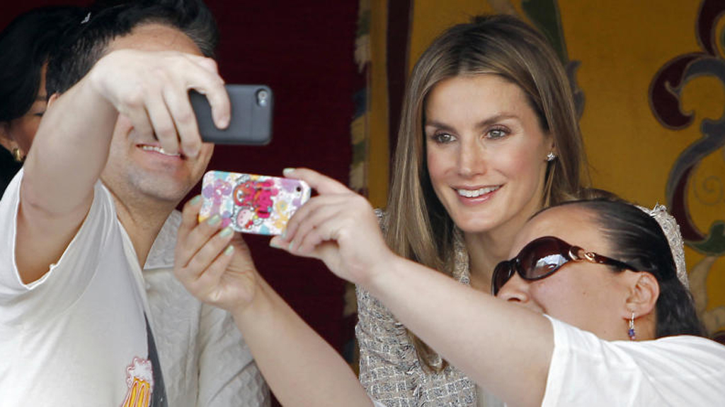 El móvil de la reina Letizia, motivo de preocupación en Zarzuela