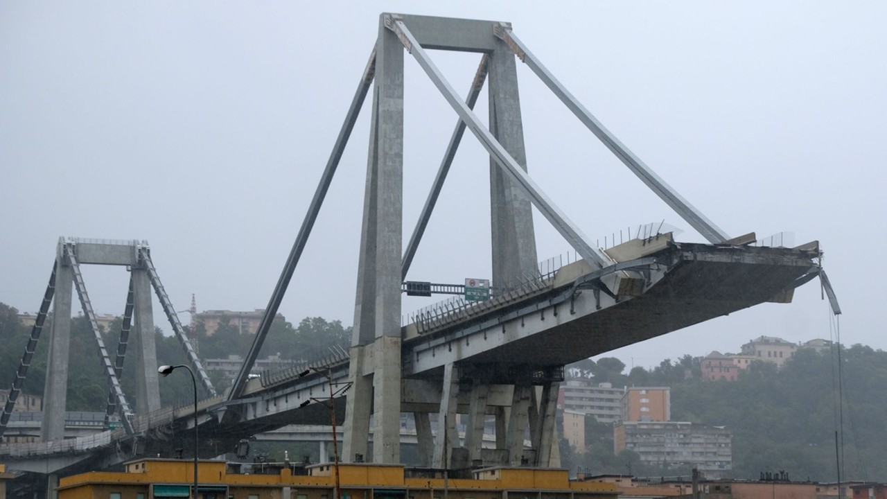 Ponte importante cai na Itália e mais de 20 morrem