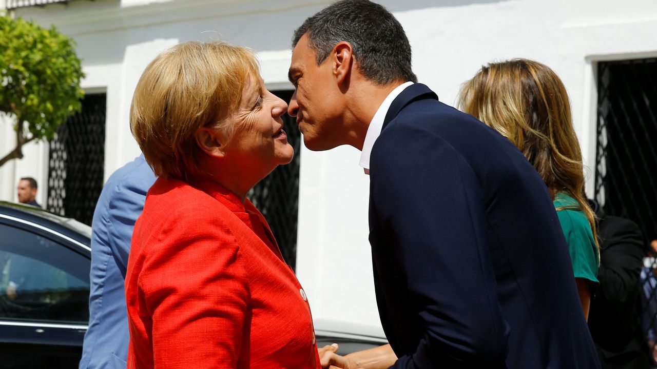 El polémico gesto de Pedro Sánchez a su mujer frente a Ángela Merkel