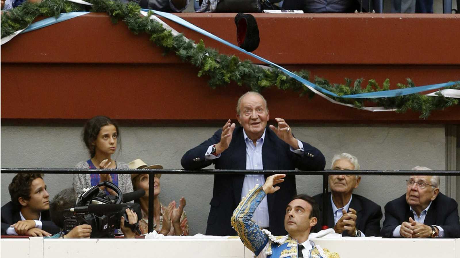 Juan Carlos aparece en San Sebastián, disfrutando de una corrida de toros
