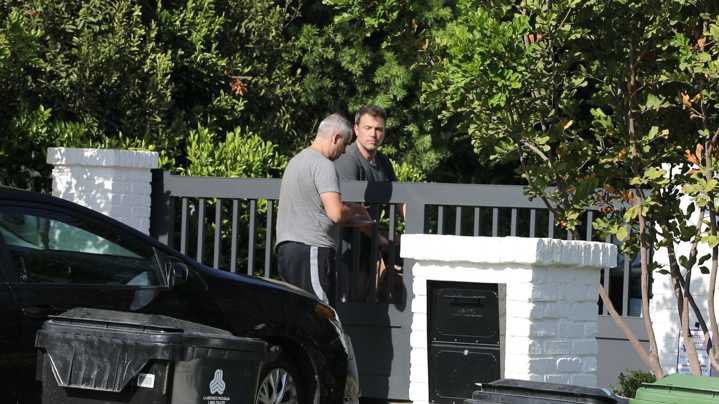 El actor Ben Affleck fotografiado recibiendo caja llena de alcohol