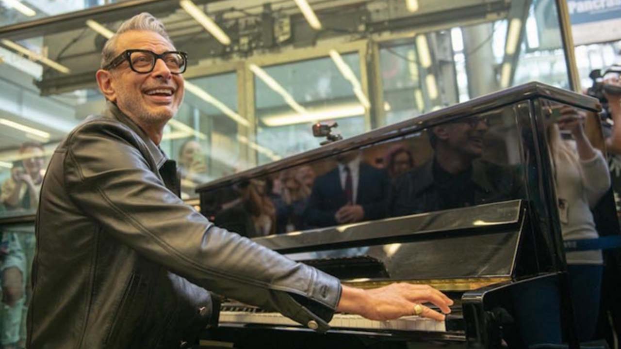 Jeff Goldblum hosts impromptu jazz session in St. Pancras Station