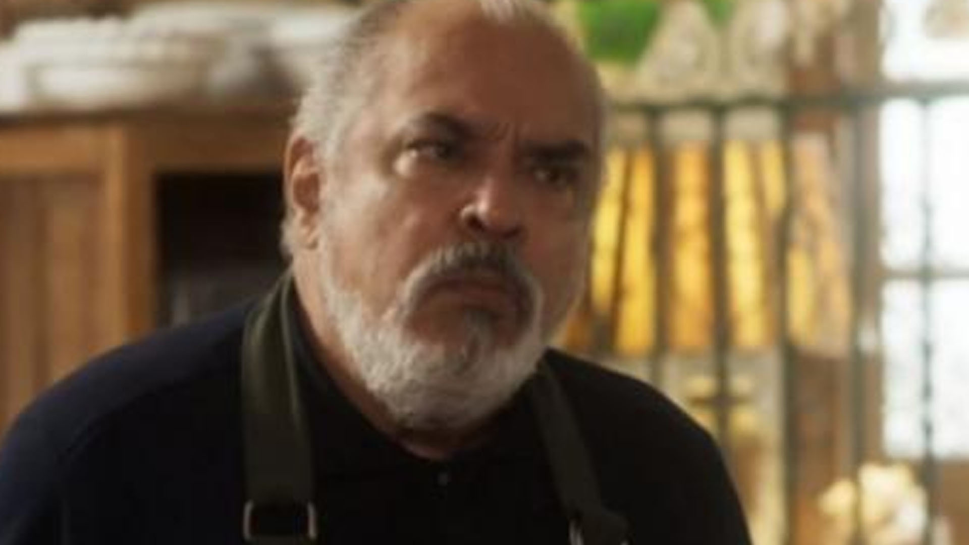 Agenor tenta roubar o restaurante de Cacau em Segundo Sol