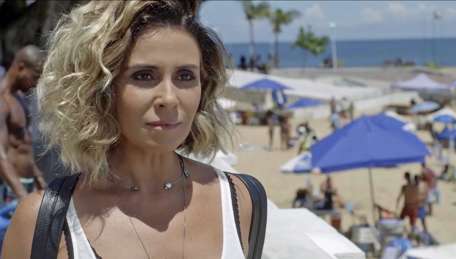 Luzia enforca Karola para saber sobre seu bebê