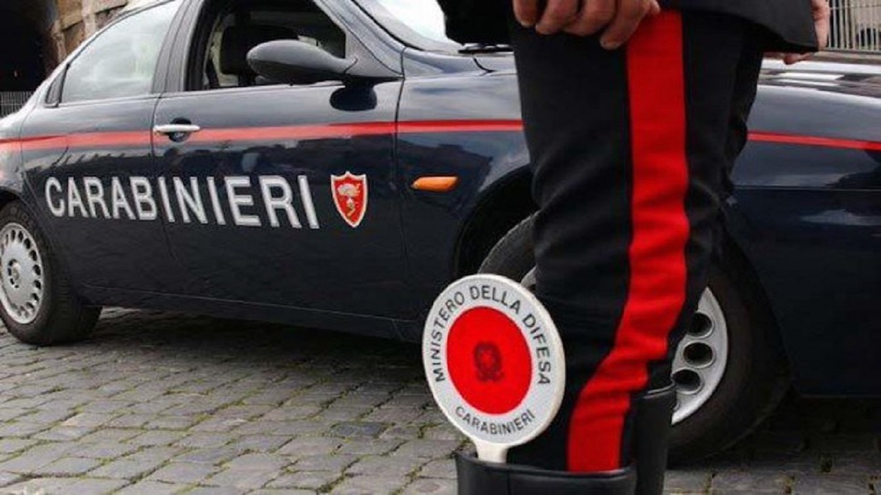 Lecce, a fuoco un'ambulanza: esplose bombole d'ossigeno, i carabinieri indagano