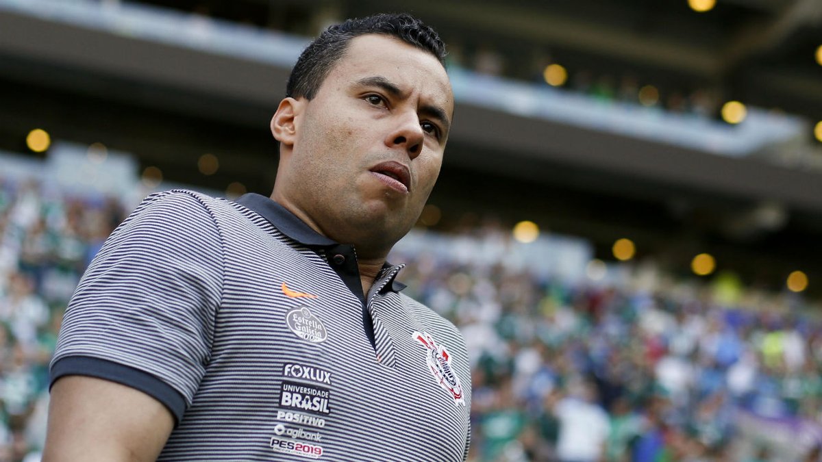 Torcida poupa Jair Ventura de críticas após derrota no Derby