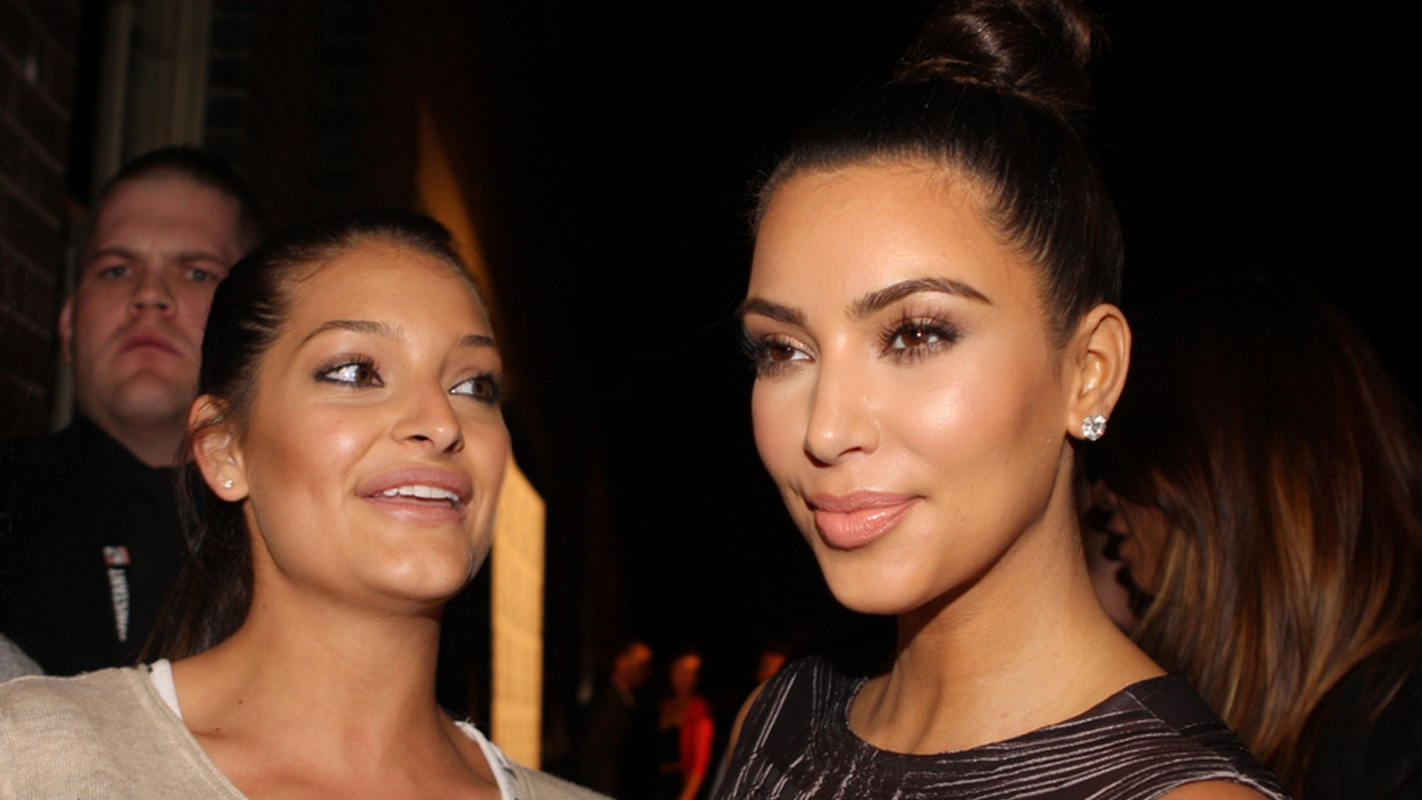 Kim Kardashian se met à nue pour KKW Beauty