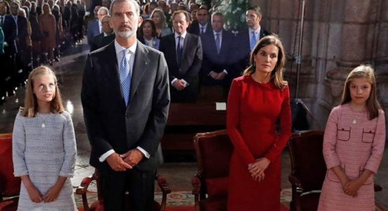 La Reina Letizia protagoniza polémica al no santiguarse en una iglesia