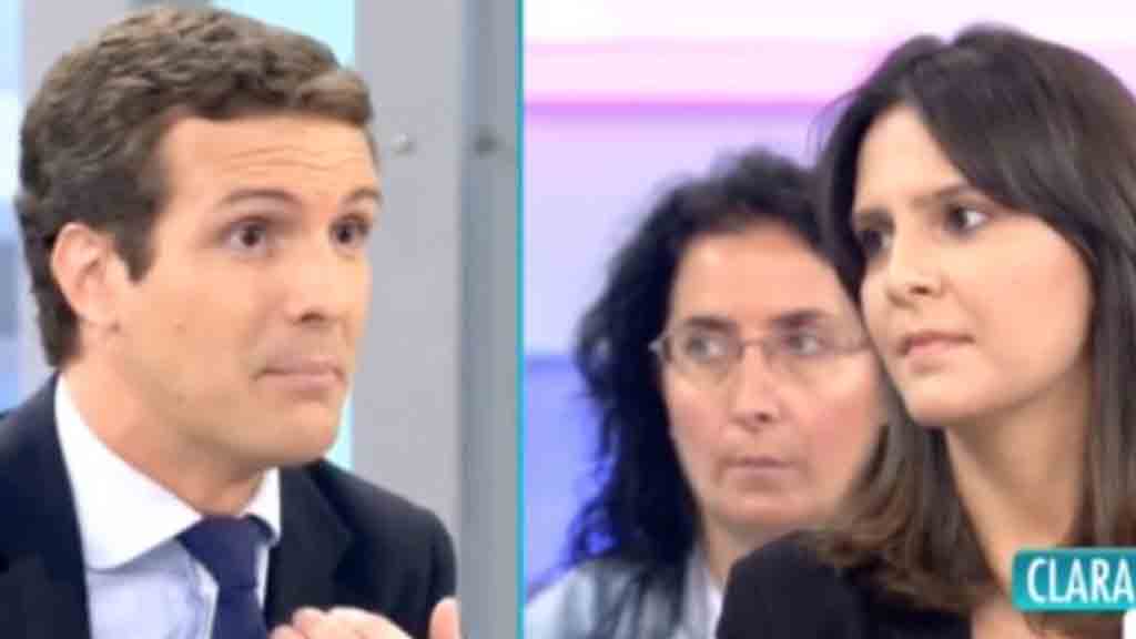 Casado se enfrenta a las preguntas de una alumna de máster de la Rey Juan Carlos