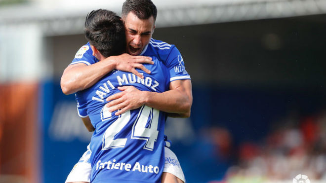 El Real Oviedo recupera la confianza con dos goles de Joselu y Javi Muñoz