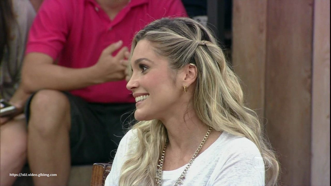 Fontenelle manda recado a Anitta após desafio: "Jamais ceda a pressões"