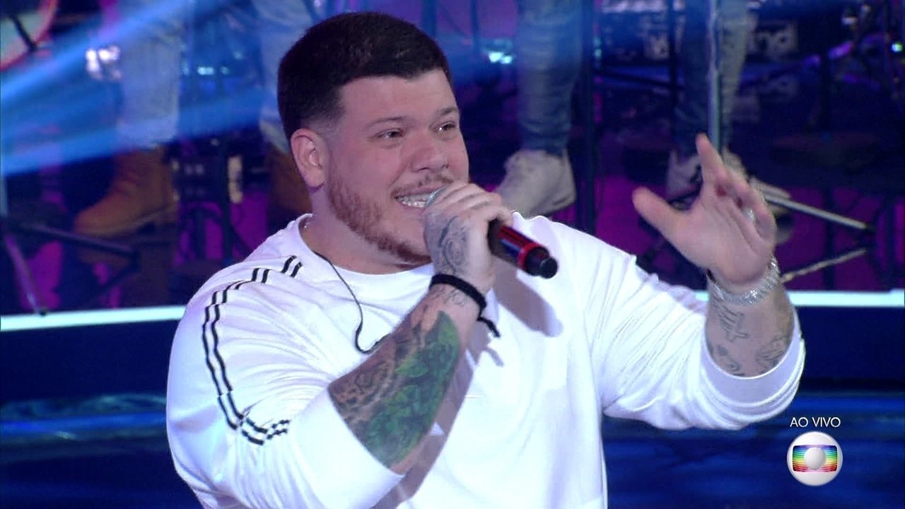 "Sarrada" em fã no palco causa confusão para Ferrugem