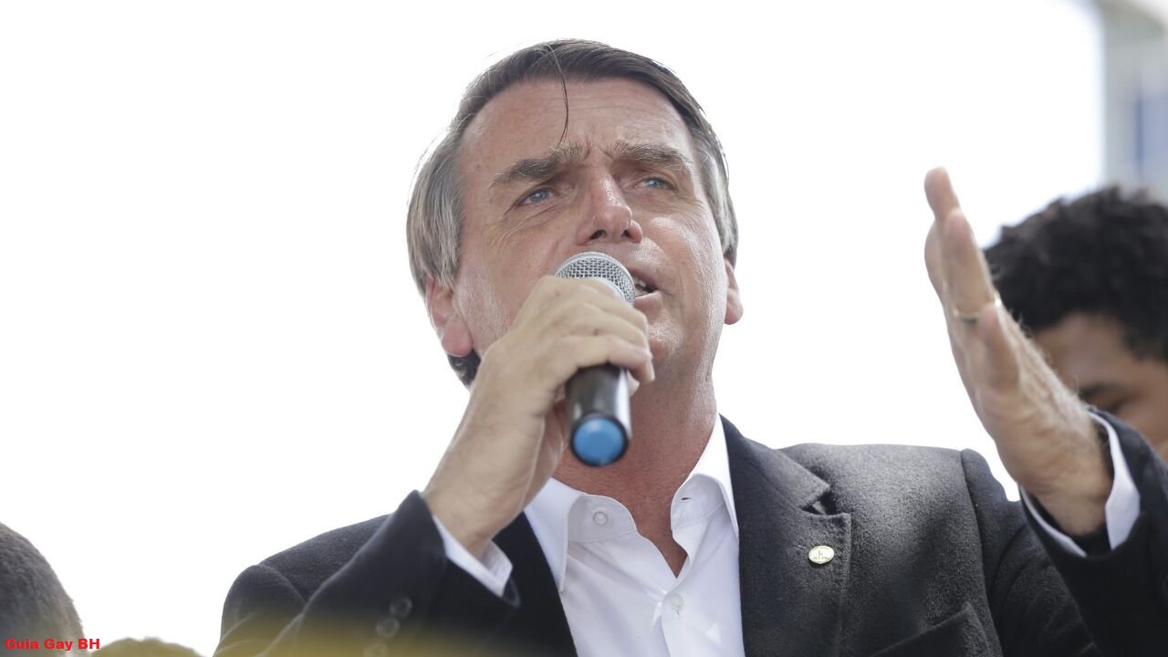 Ex-mulher de Bolsonaro ataca Folha, nega ameaça e faz campanha para o deputado