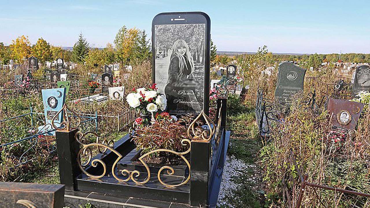 Памятники могилу уфа фото Dead ringer: iPhone tombstone in Russian cemetery surprises mourners