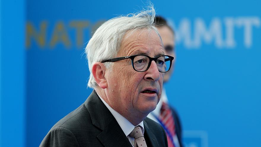Tria isolato, l’attacco di Juncker: «Rigidi con l’Italia o finisce l’euro»