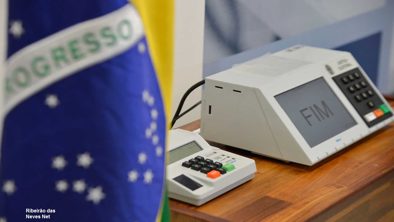 Papai Noel, do Democrata Cristão, fantasiado de Batman falando sobre candidatura