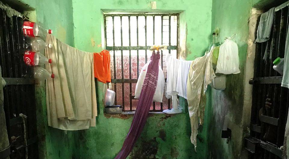 Menina de 11 anos é violentada em presídio ao acompanhar a mãe