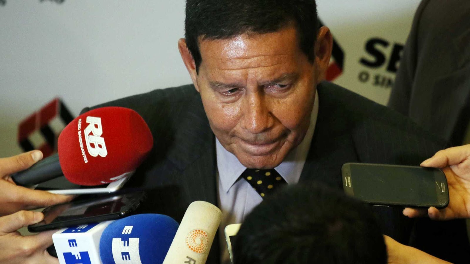 General Mourão classifica palavras de Eduardo Bolsonaro como arroubo juvenil