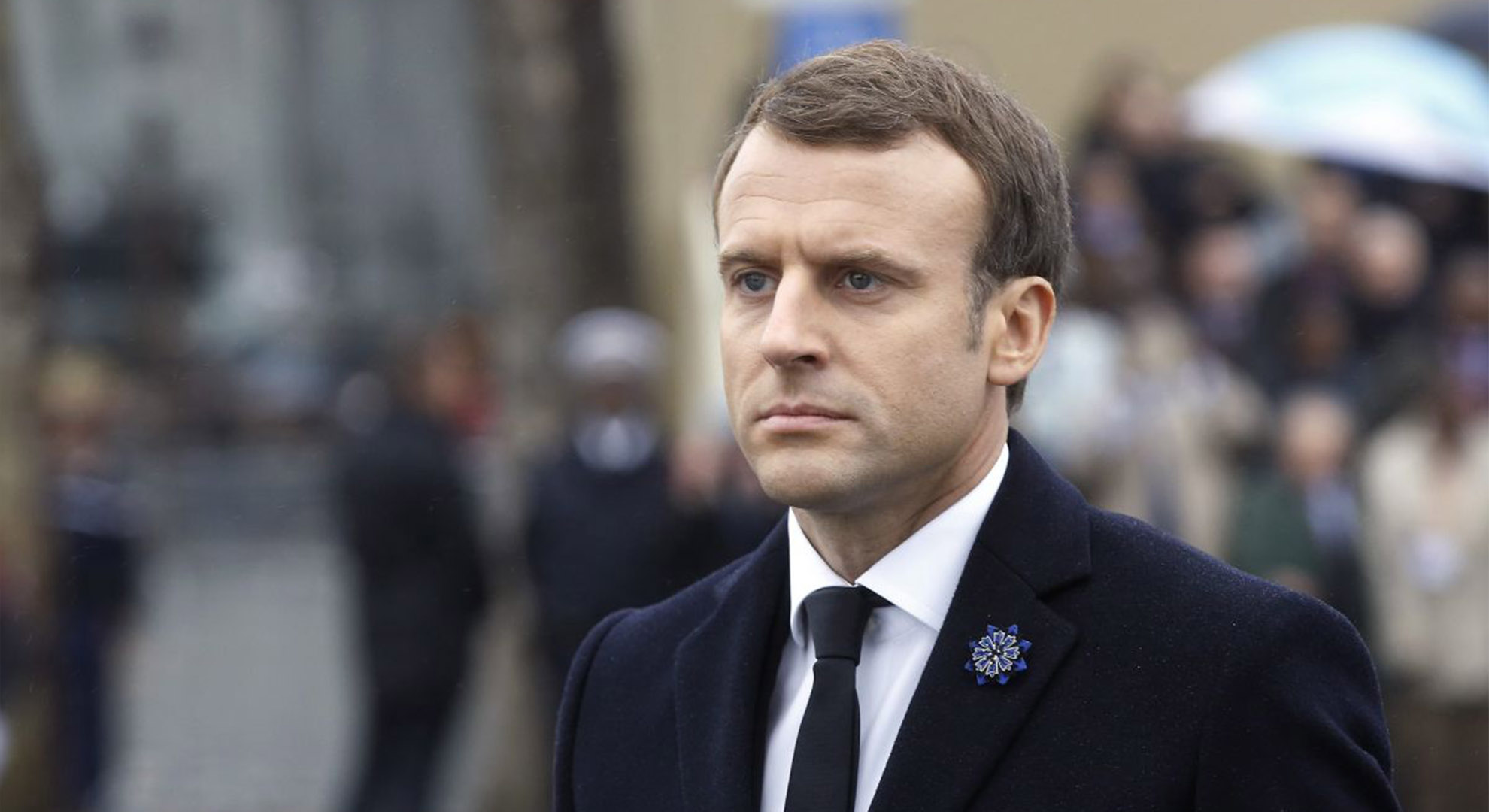 Emmanuel Macron assume les choix du gouvernement durant son périple commémoratif