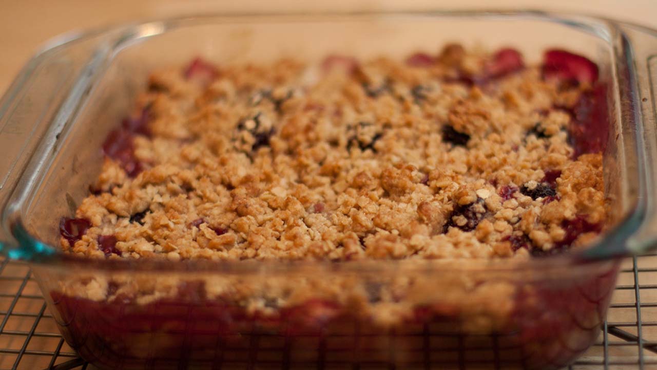 Easy blackberry crumble recipe to make at home