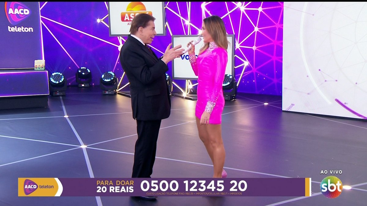 Silvio Santos constrange Claudia Leitte com comentário sexual