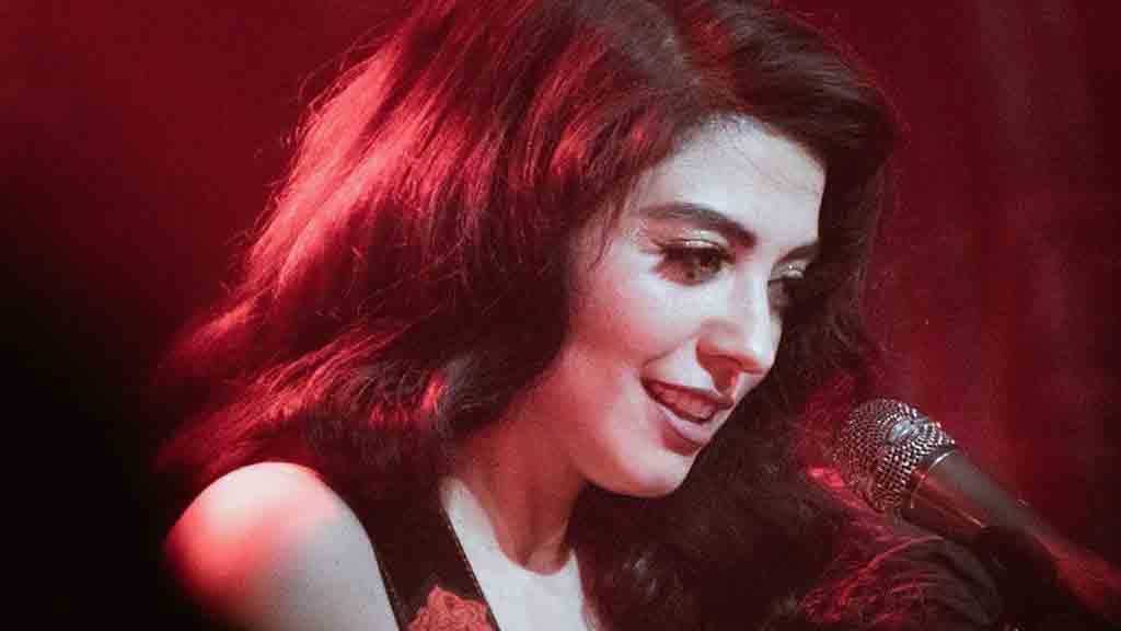 Mon Laferte cautiva la Sala Apolo de Barcelona con su dulce voz