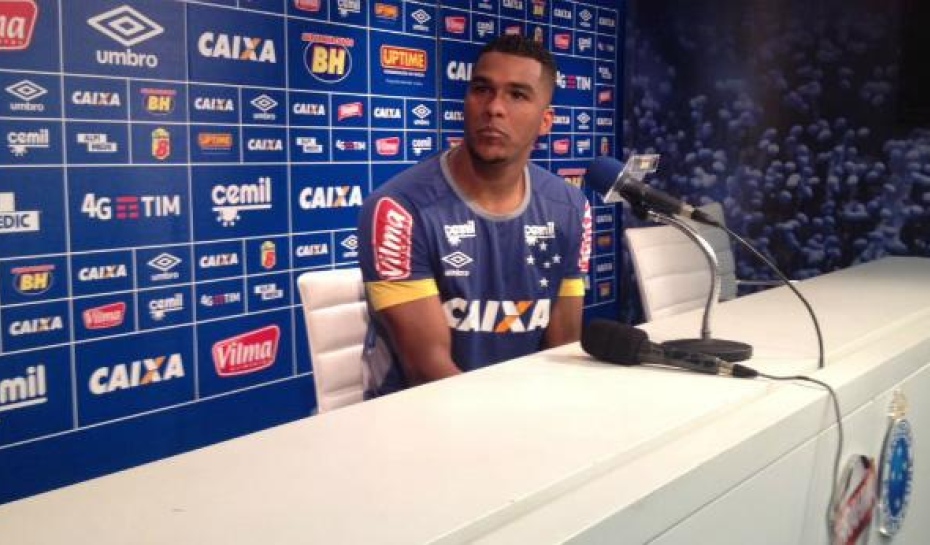 Goleiro Elisson doa coração do filho para outra criança