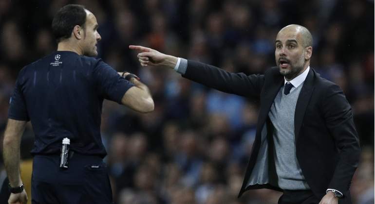 El árbitro Mateu Lahoz reafirma su nacionalidad al pitar a Guardiola