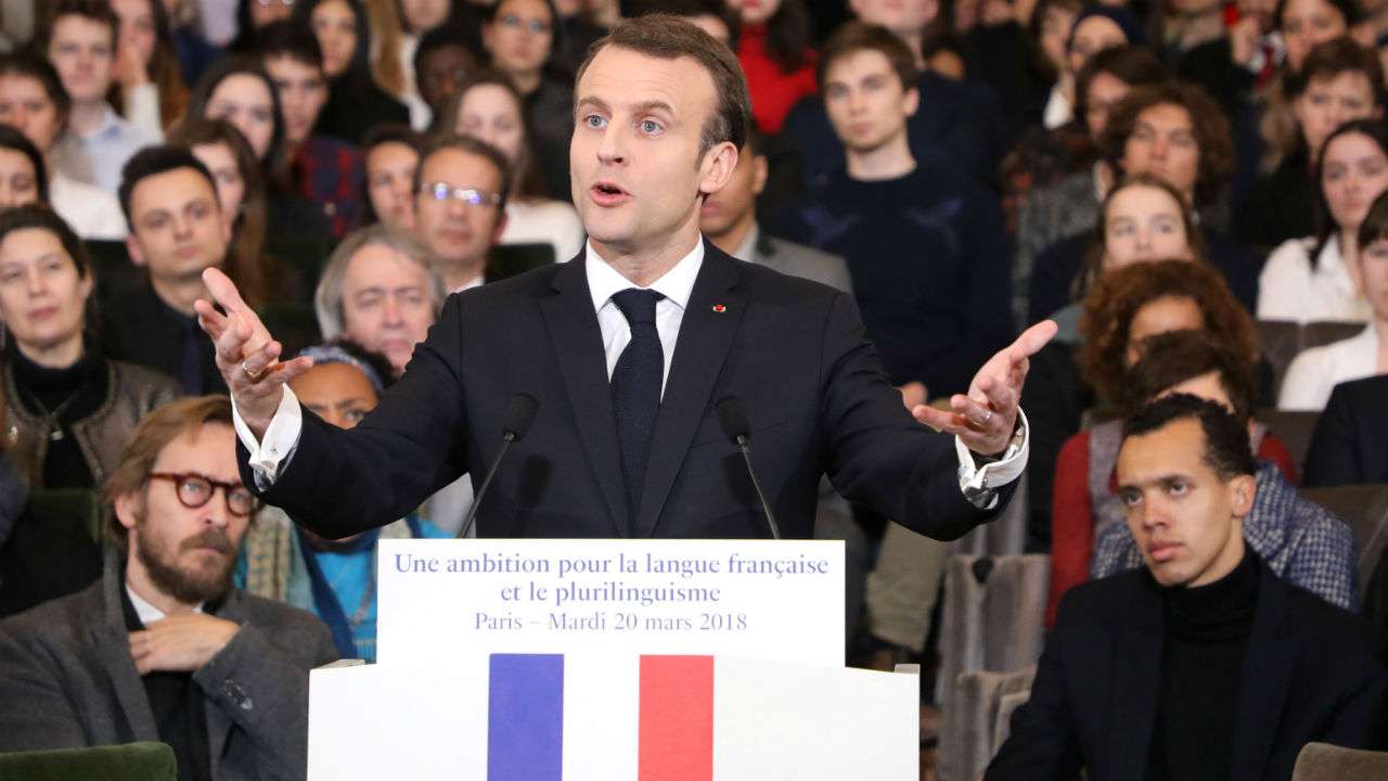 Emmanuel Macron répond aux 'Gilets jaunes' lors d'un discours