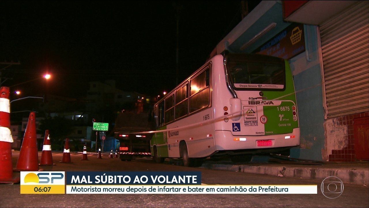 Motorista sofre infarto, bate o ônibus e morre
