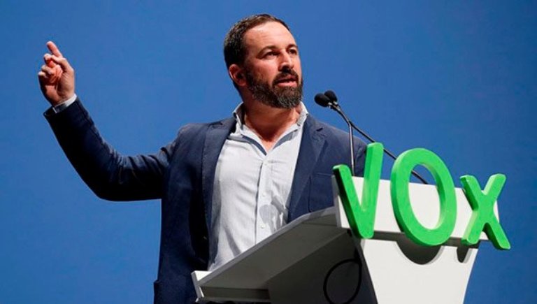En un mitin de Santiago Abascal de VOX, insultan a Susana Díaz