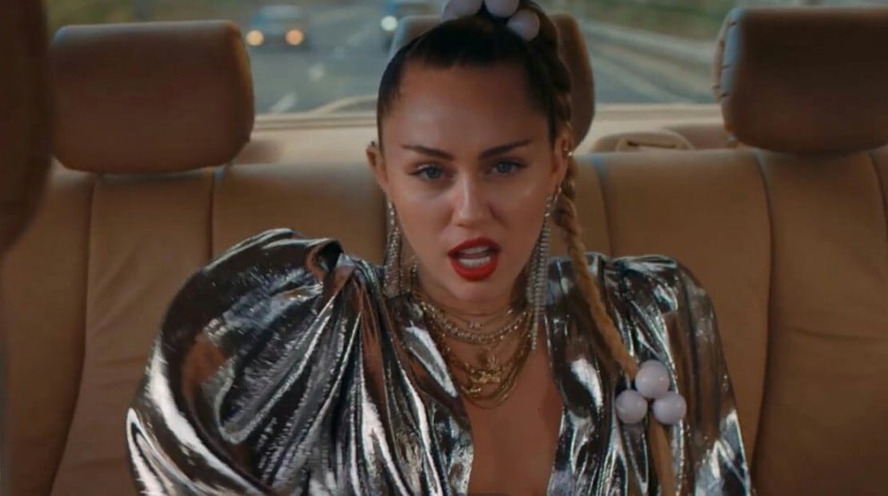 Miley Cyrus signe "Nothing Breaks Like a Heart" en featuring avec Mark Ronson