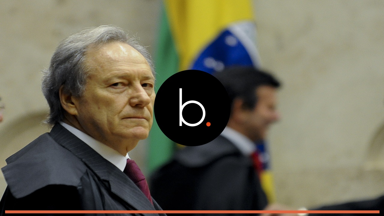 Ricardo Lewandowski é provocado por passageiro em avião