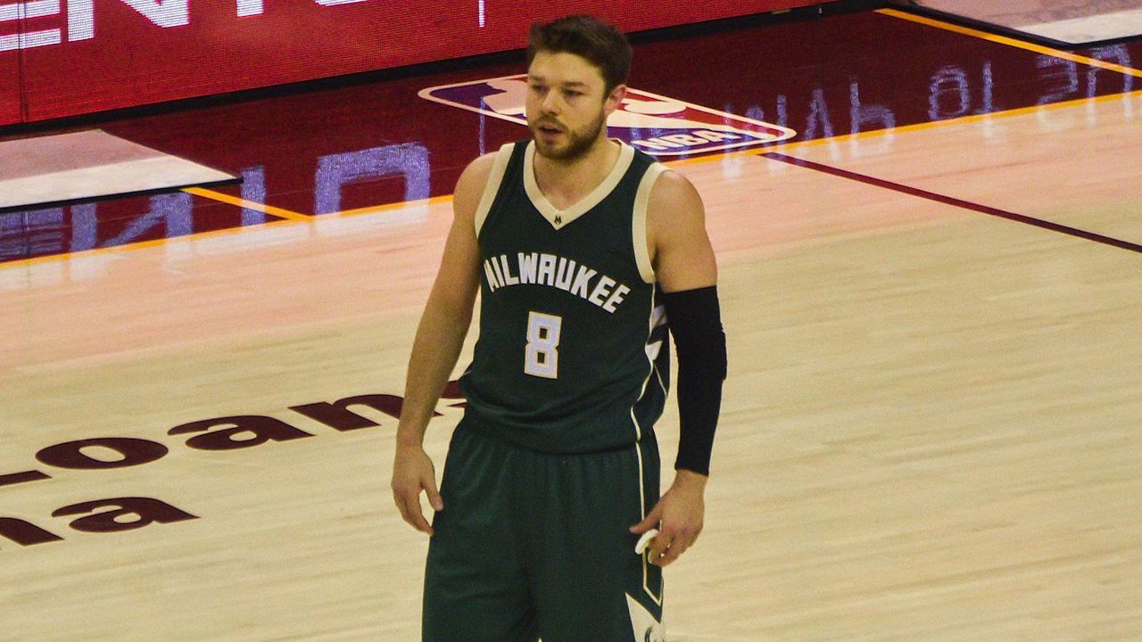 Cavs, Bucks swap players in NBA trade