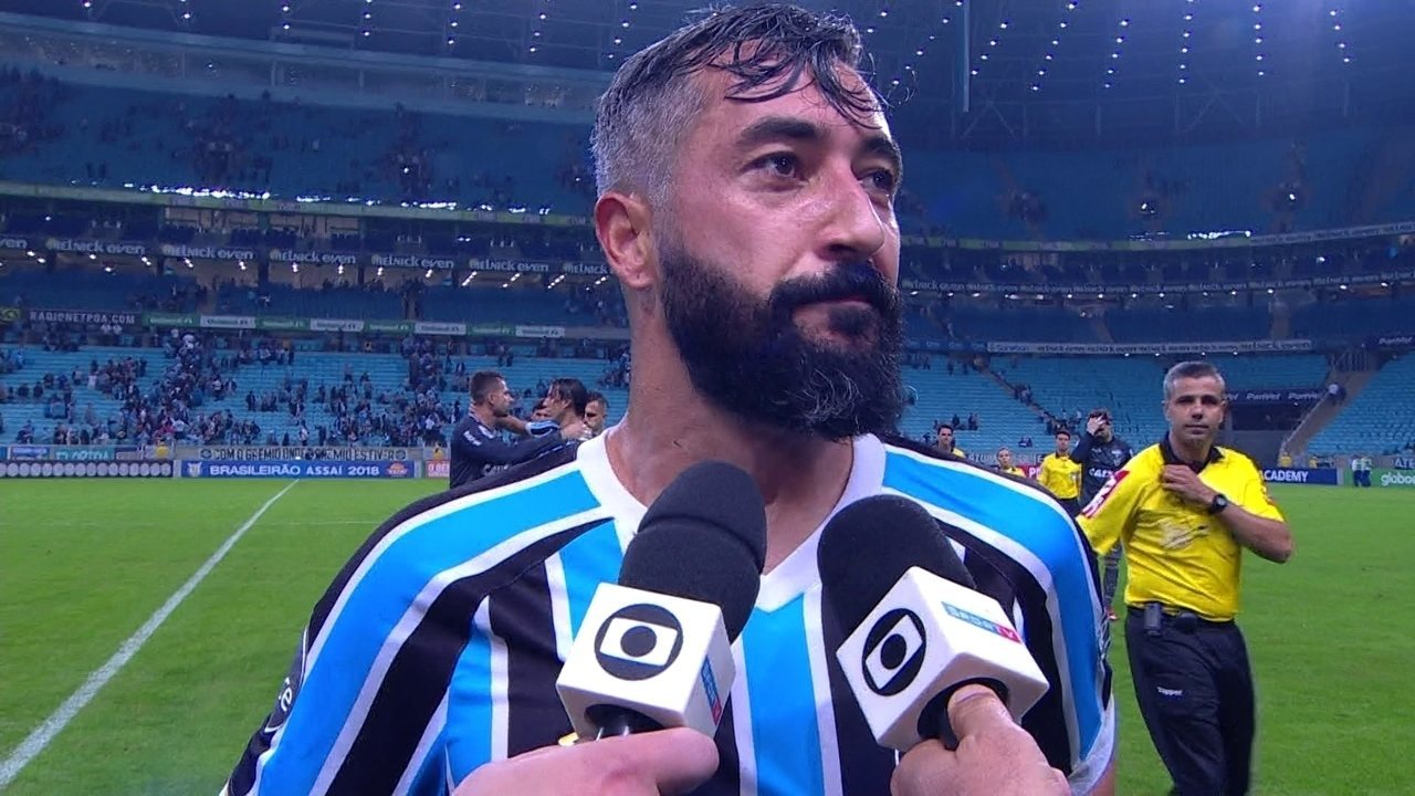 Fluminense e Vasco estão de olho em Douglas, do Grêmio