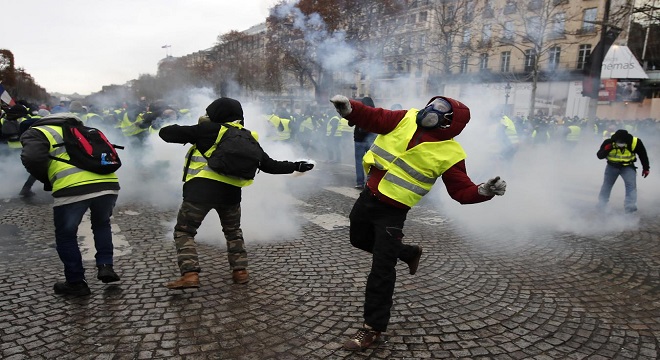 Los chalecos amarillos paralizan las calles de París