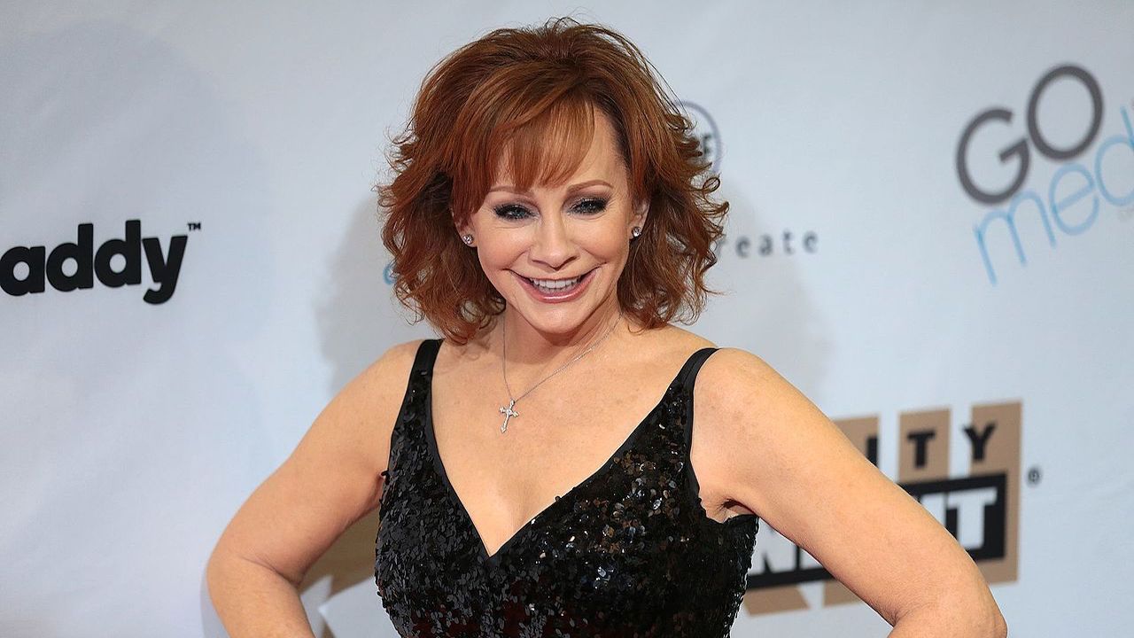 Reba McEntire, musical stars celebrate holidays on CMA special