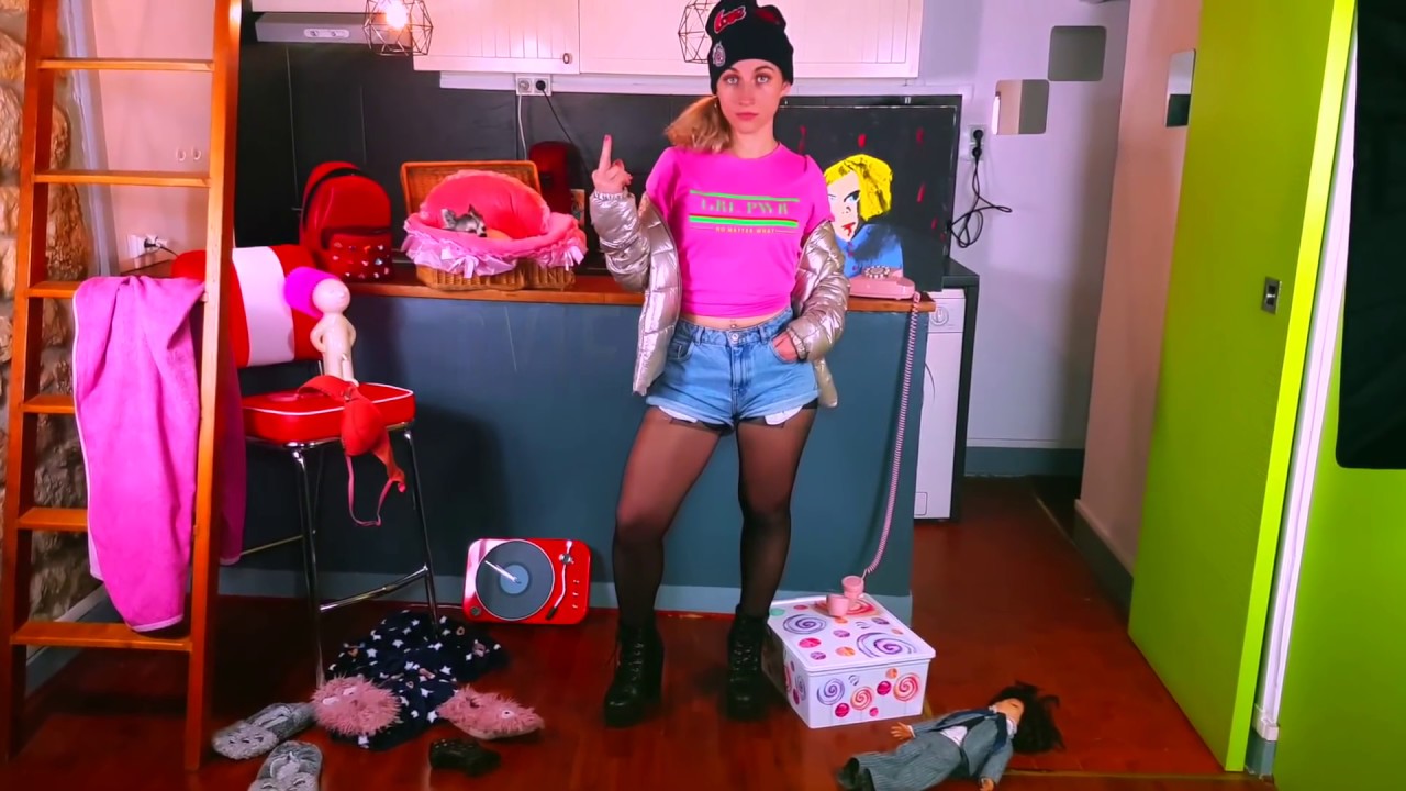 Dvie sort son premier single 'La disquette' en mode girl-power