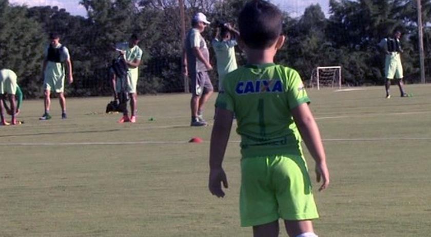 Filho do goleiro Danilo recebe doações de goleiros