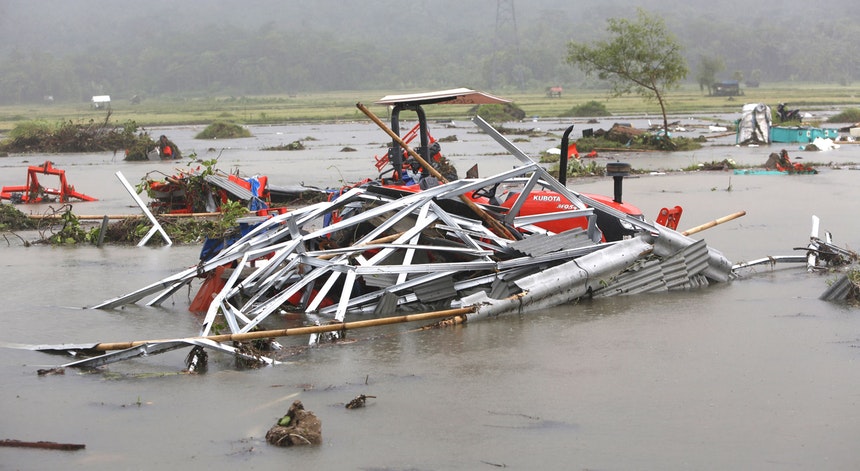 Tsunami deixa centena de mortos na Indonésia